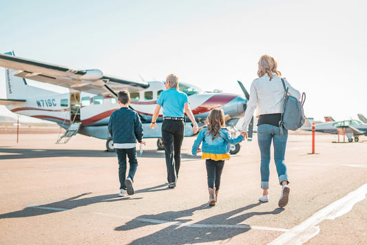 Vliegen met kinderen zonder stress — 10 tips die écht werken